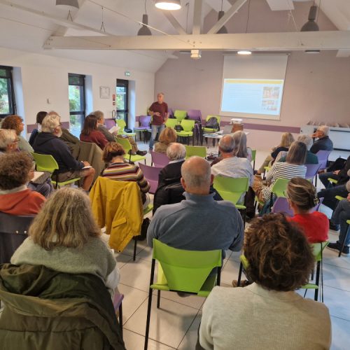 Réunion plénière avec près de 40 personnes